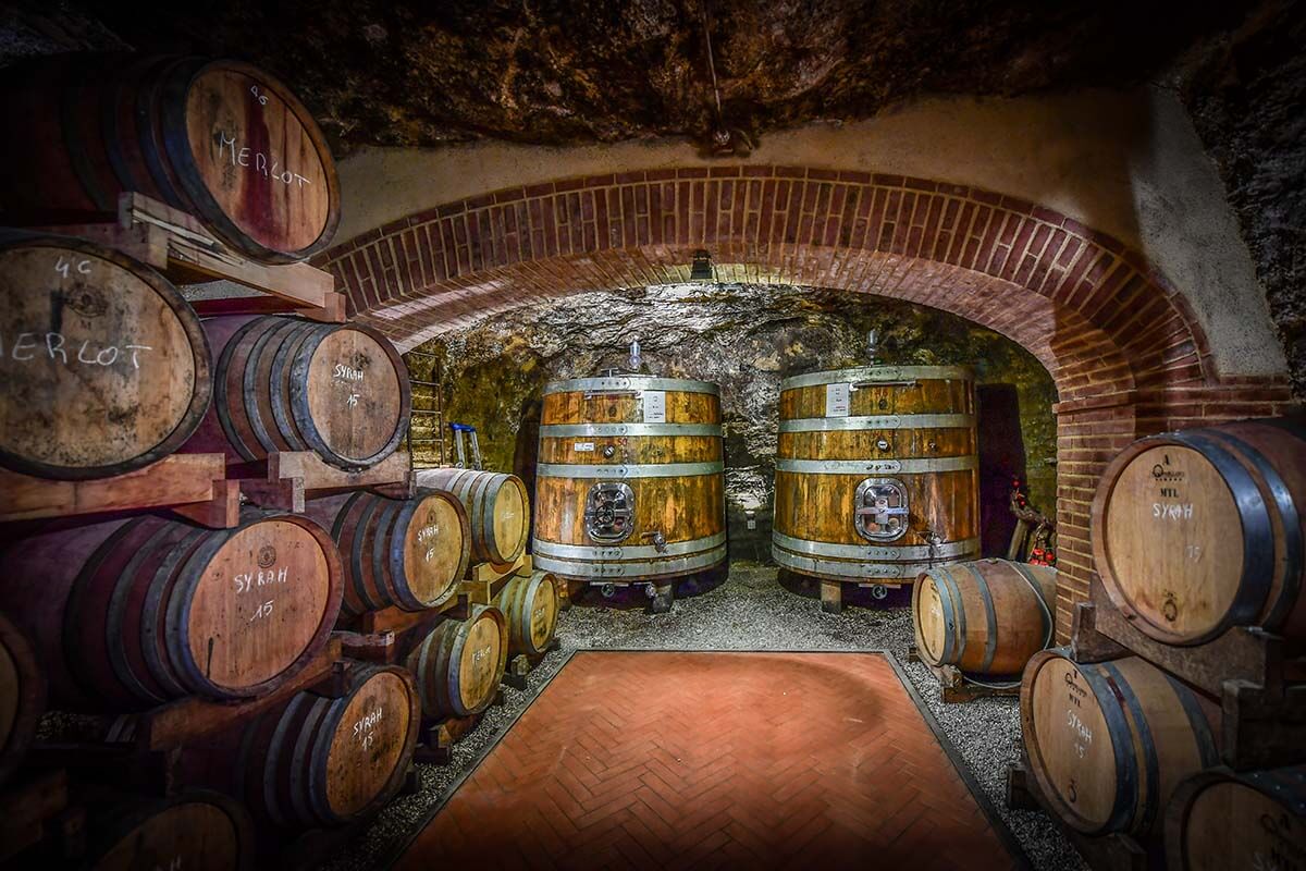 ZUM VERKAUF STEHENDES KLEINES WEINGUT, WEINKELLER MIT WEINBERGEN ZU VERKAUFEN 
